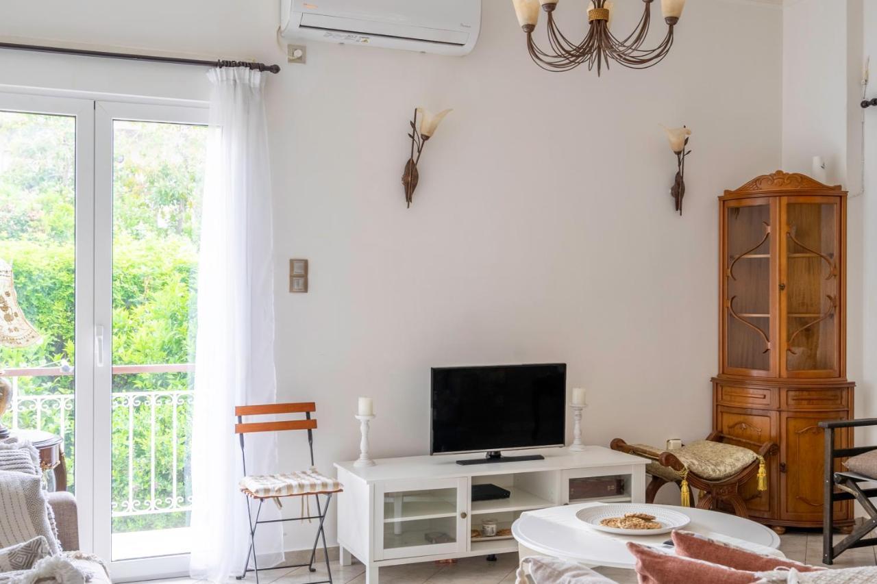 Spacious 2 Bedroom At Glifada Apartment *