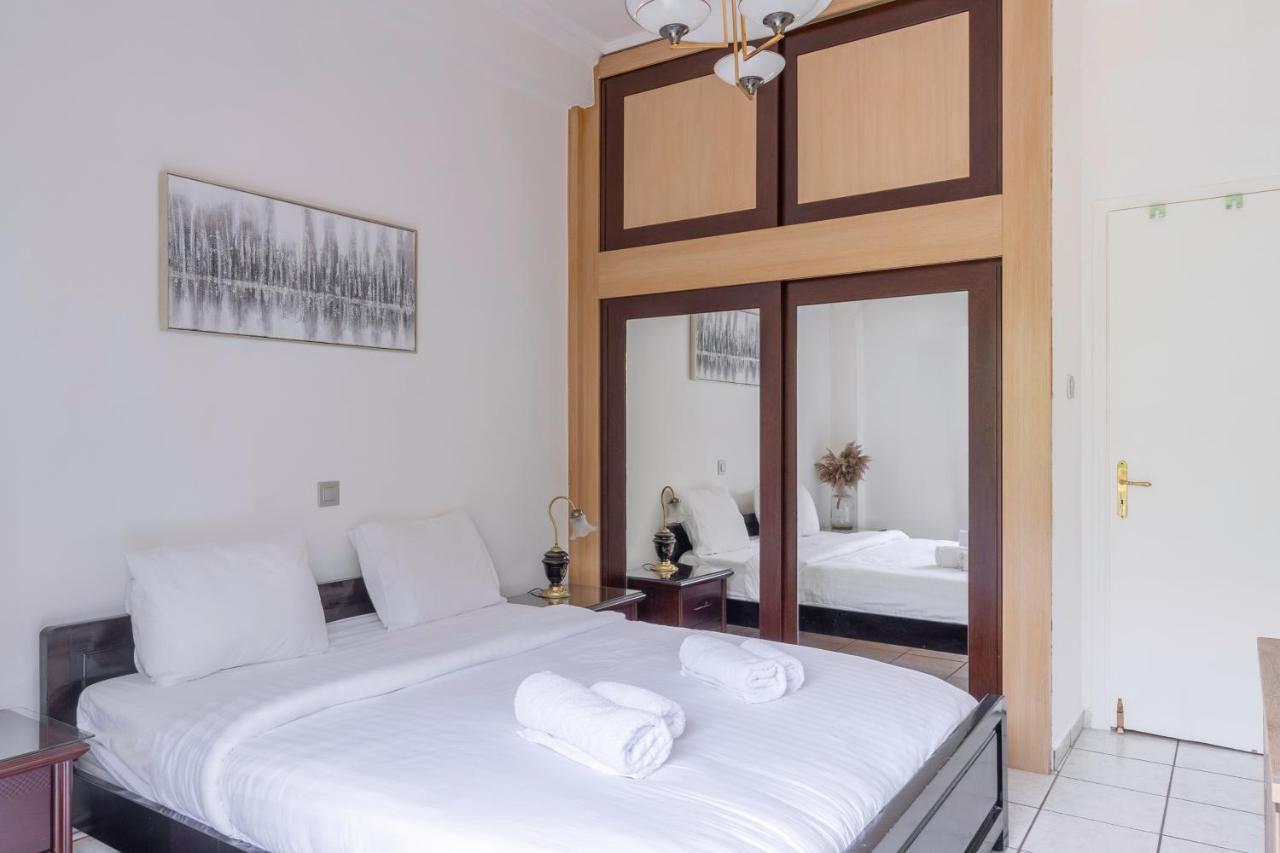 Spacious 2 Bedroom At Glifada *