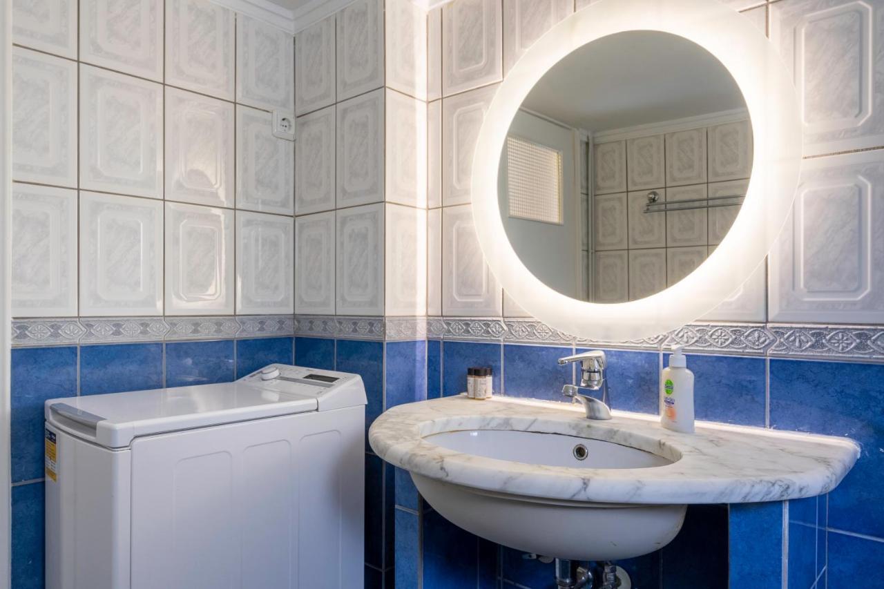 Spacious 2 Bedroom At Glifada Apartment