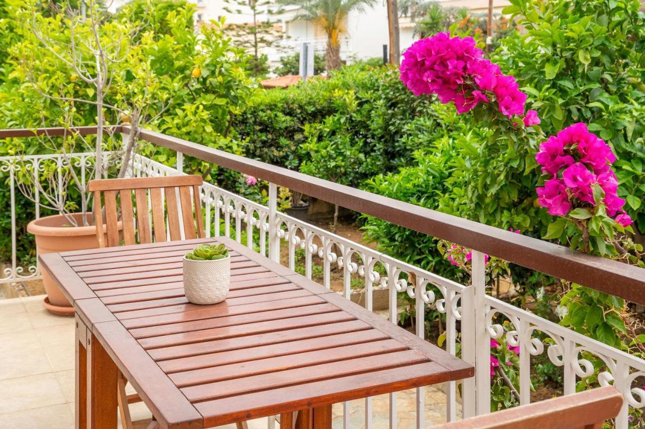 Spacious 2 Bedroom At Glifada Apartment