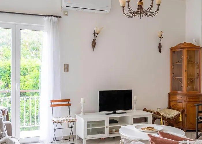 Spacious 2 Bedroom Apartment At Glifada